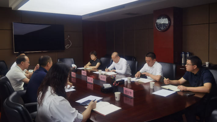 8月4日上午，甘肅藥業(yè)投資集團(tuán)有限公司黨委書(shū)記、董事長(zhǎng)周榮及副總經(jīng)理張世俊等一行4人前往甘肅省科技廳，拜會(huì)省科技廳黨組書(shū)記、廳長(zhǎng)張世榮。雙方圍繞整合中醫(yī)藥優(yōu)勢(shì)資源、強(qiáng)化創(chuàng)新聯(lián)合體建設(shè)、培育高層次創(chuàng)新創(chuàng)